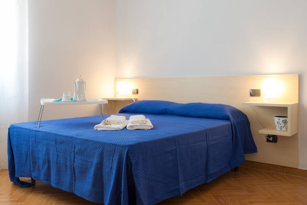 Ropa de cama de alta calidad, minibar, escritorio y camas extra