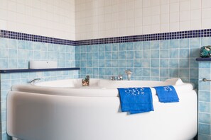 Chambre Triple | Baignoire relaxante profonde