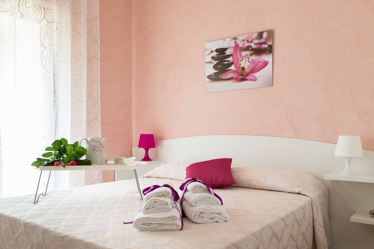 Habitación doble romántica, 1 cama King size, vista al mar | Ropa de cama de alta calidad, minibar, escritorio y camas extra