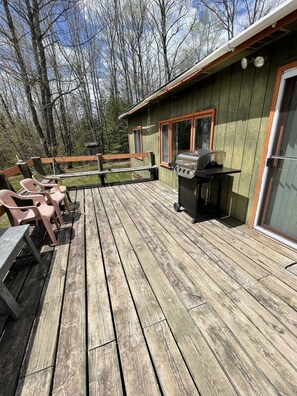 BBQ/picnic area - Grandpa Jim's Cabin (Montreal)
