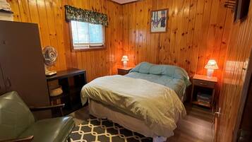 Comfort Cabin, 2 Double Beds, Non Smoking (Grandpa Jim's Cabin) | 2 bedrooms, bed sheets
