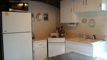 Standard Chalet, 4 Bedrooms, Non Smoking (Husky House) | Private kitchen | Full-size fridge, microwave, oven, stovetop