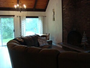 スタンダード シャレー 4 ベッドルーム 禁煙 (Husky House) | リビング エリア | 32 インチの薄型テレビ (衛星放送視聴可)、テレビ、暖炉