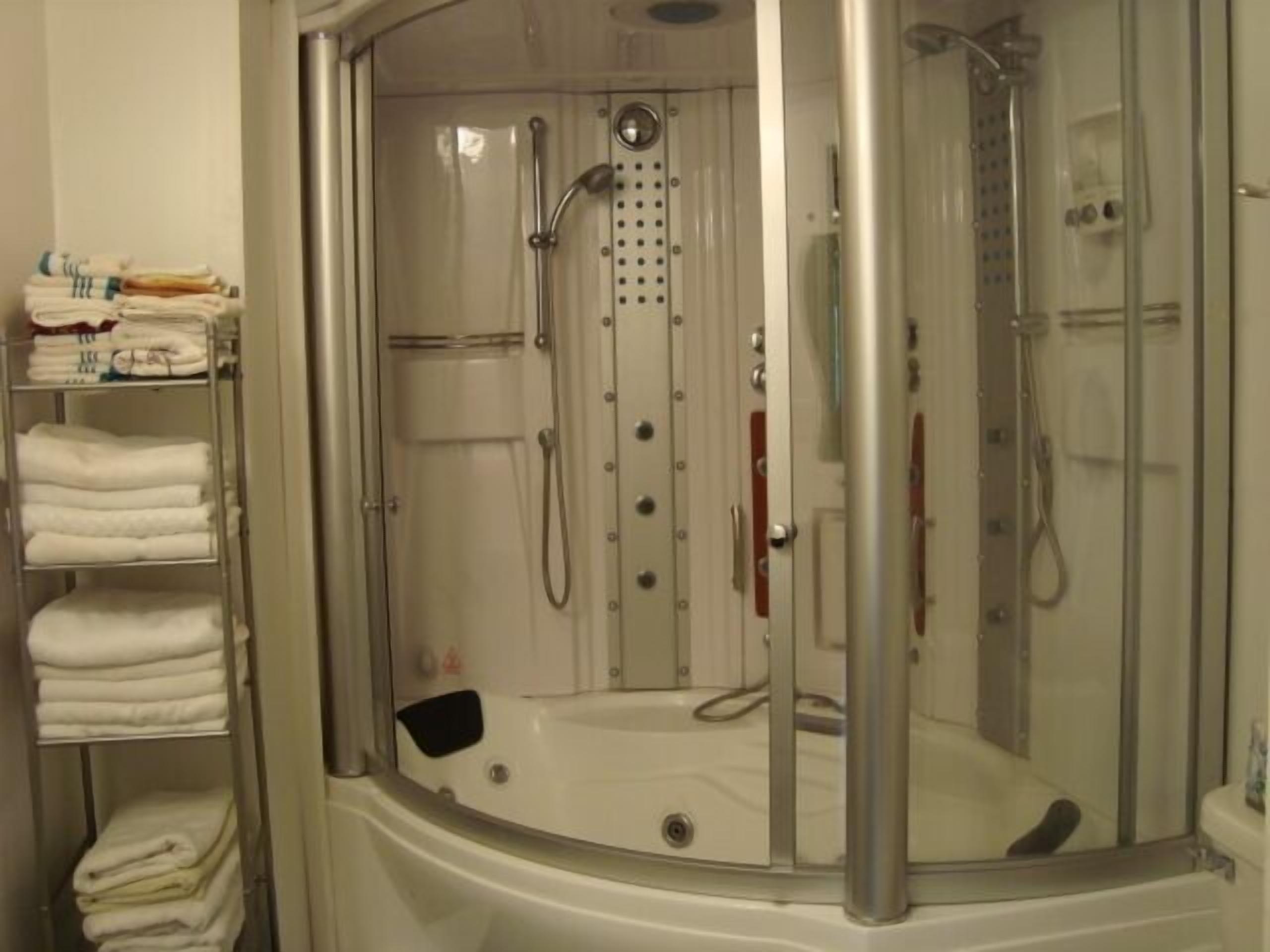 Standard Chalet, 4 Bedrooms, Non Smoking (Husky House) | Bathroom | Combined shower/bathtub, jetted bath, free toiletries, towels