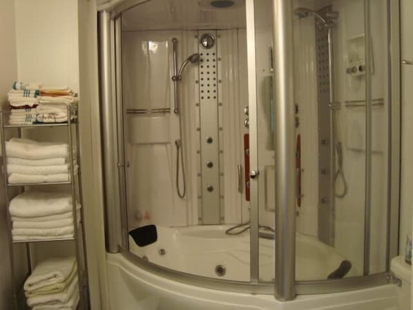Standard Chalet, 4 Bedrooms, Non Smoking (Husky House) | Bathroom - Husky House (Bessemer)