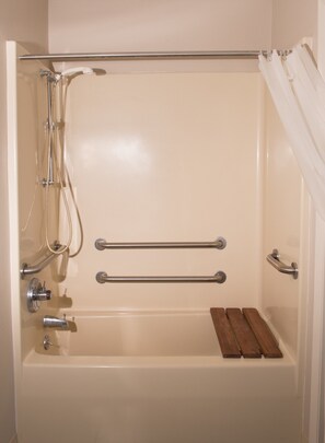 Bathroom shower - Motel 103 (Calhoun)