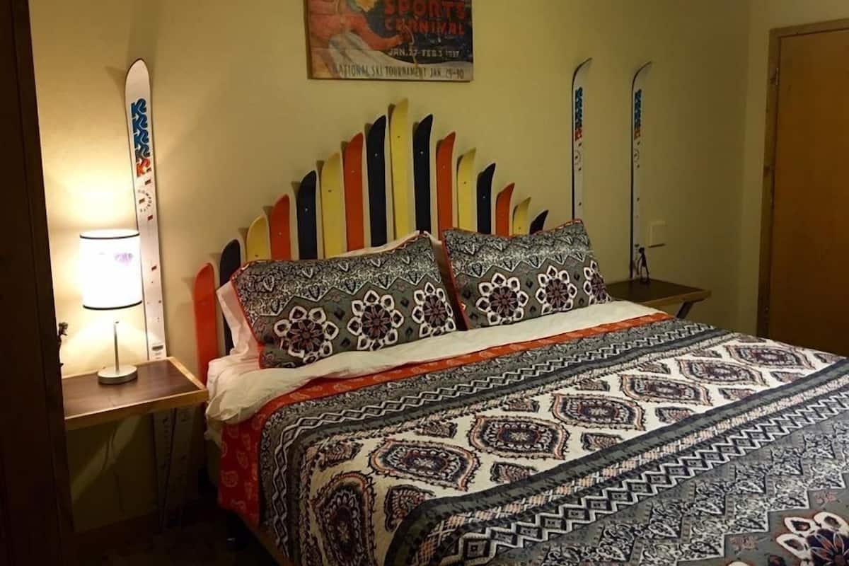 Deluxe kamer, 1 kingsize bed | 1 slaapkamer, bedden met traagschuimmatras, een strijkplank/strijkijzer