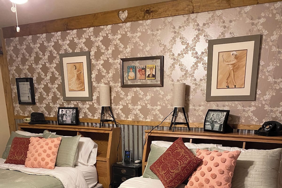 Deluxe kamer, 2 queensize bedden | 1 slaapkamer, bedden met traagschuimmatras, een strijkplank/strijkijzer