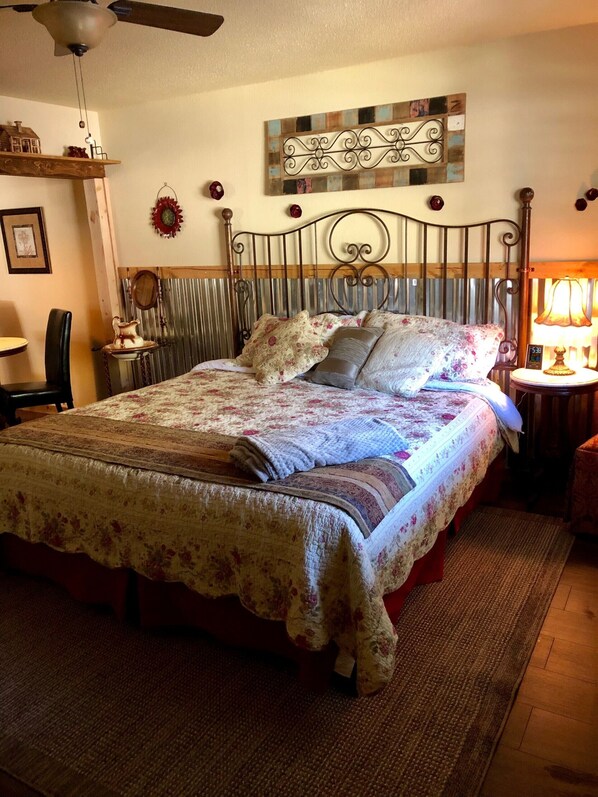 Deluxe Single Room, 1 King Bed, Mountain View | Living area