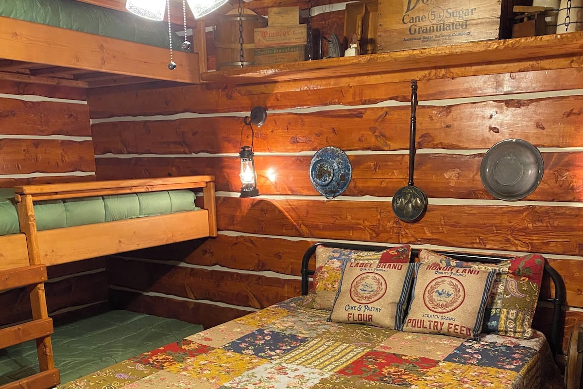 Deluxe kamer, meerdere bedden | 1 slaapkamer, bedden met traagschuimmatras, een strijkplank/strijkijzer