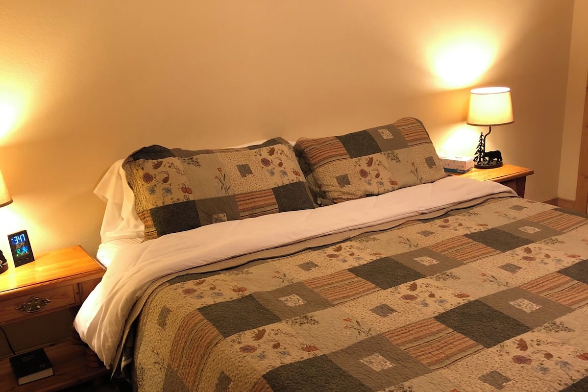 1 slaapkamer, bedden met traagschuimmatras, een strijkplank/strijkijzer