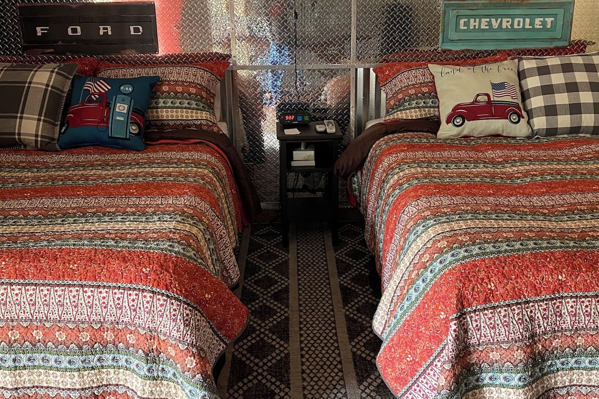 Deluxe eenpersoonskamer, 2 queensize bedden, uitzicht op bergen | 1 slaapkamer, bedden met traagschuimmatras, een strijkplank/strijkijzer