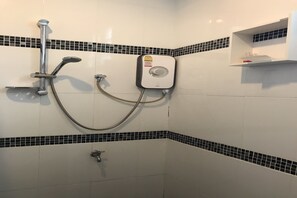 Shower, free toiletries, towels - Green Cottage Beach Resort (Ko Chang)