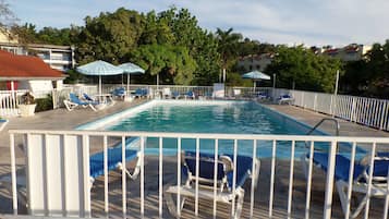 Piscine extérieure, parasols de plage, chaises longues