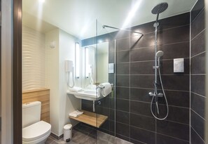 Milieuvriendelijke toiletartikelen, een haardroger, handdoeken