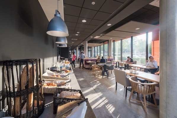 Petit déjeuner buffet (13.90 EUR par personne)