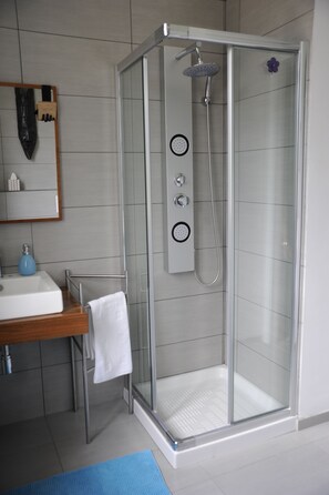 Comfort Quadruple Room, Mountain View, Ground Floor | Bathroom shower - La Piazzetta B&B (Isernia)