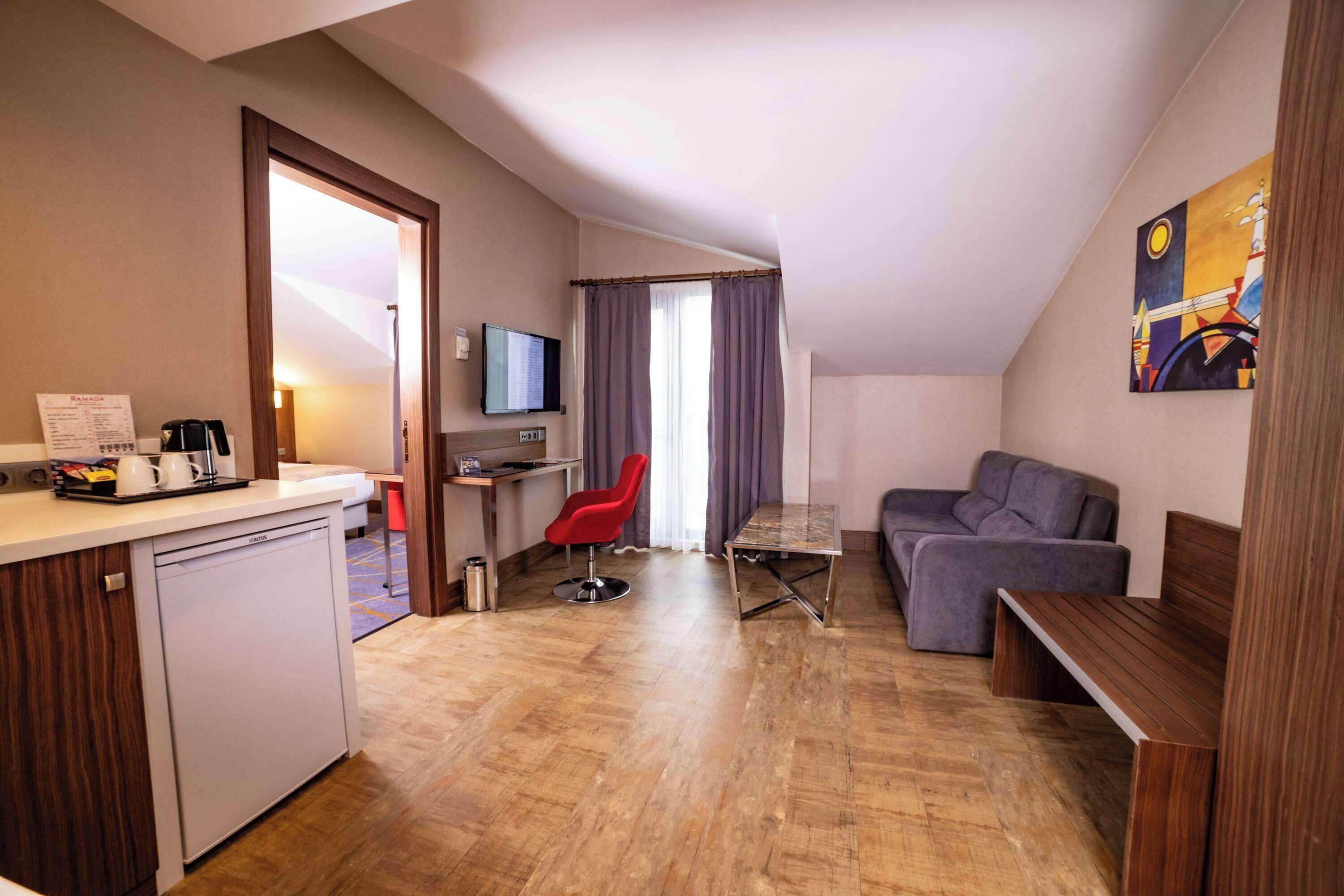 suite, 1 double bed, non smoking | 1 bedroom, in-room safe, desk, soundproofing