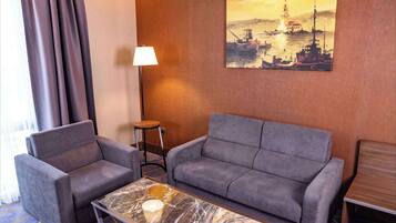 Suite, 1 King-Bett | Zimmersafe, Schreibtisch, schallisolierte Zimmer, kostenlose Babybetten