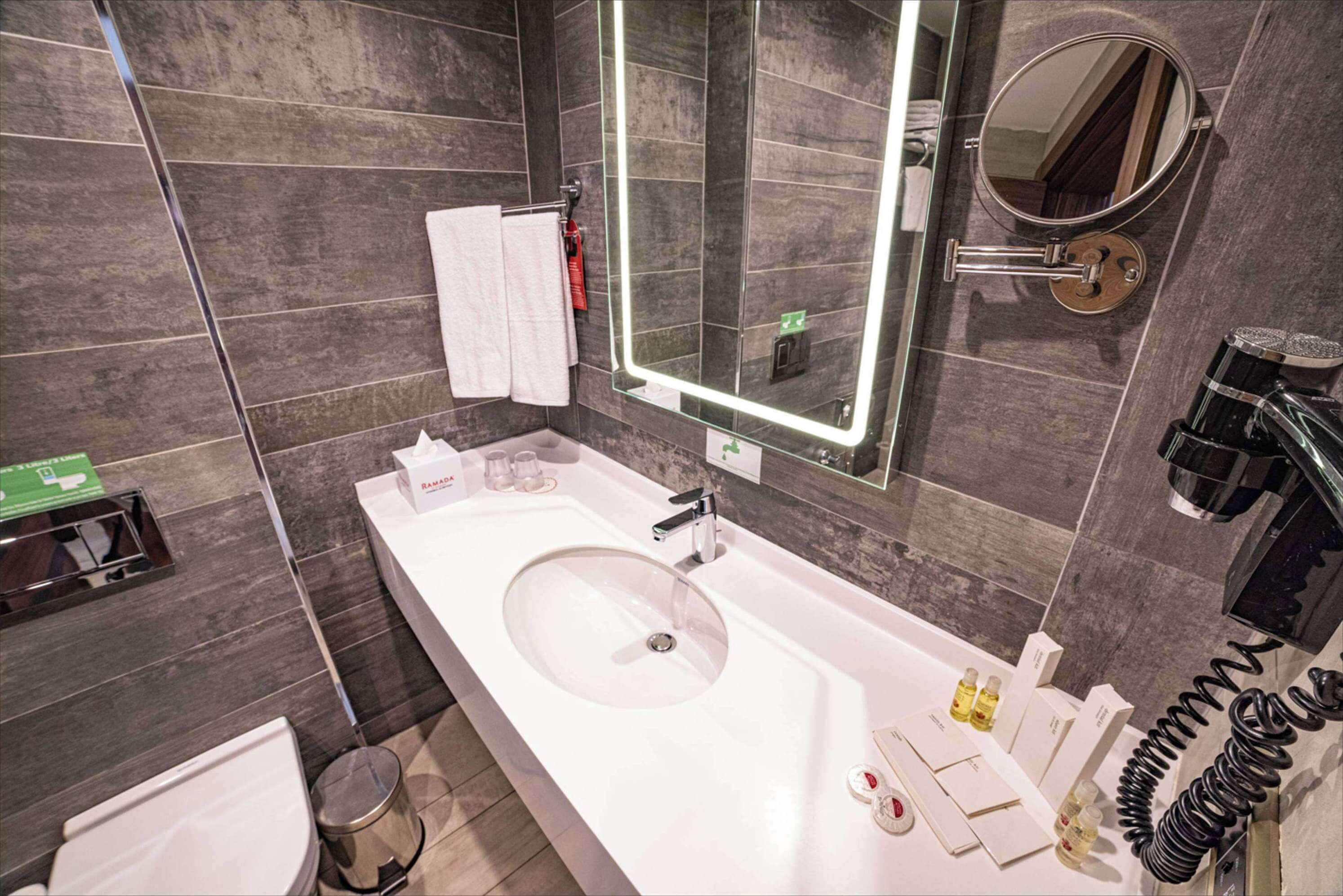 1 bedroom, in-room safe, desk, soundproofing