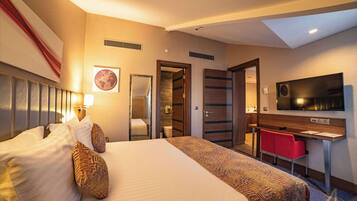 Suite, 1 Double Bed, Non Smoking | In-room safe, desk, soundproofing, free cots/infant beds