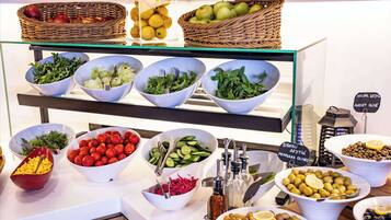 Tägliches Frühstücksbuffet (9 EUR pro Person)