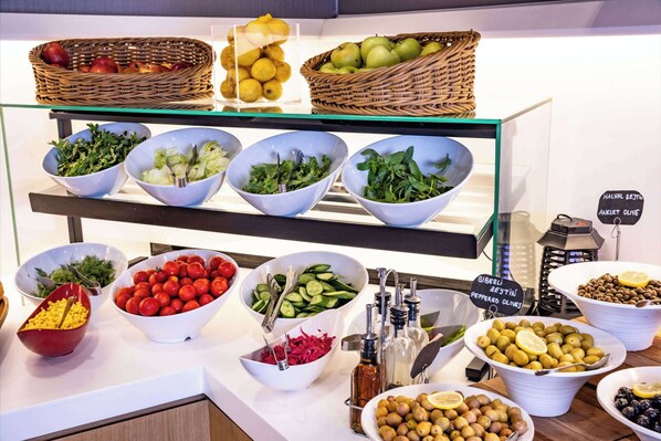 TĂ€gliches FrĂŒhstĂŒcksbuffet (9 EUR pro Person)