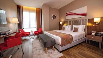 Caja de seguridad en la habitación y escritorio