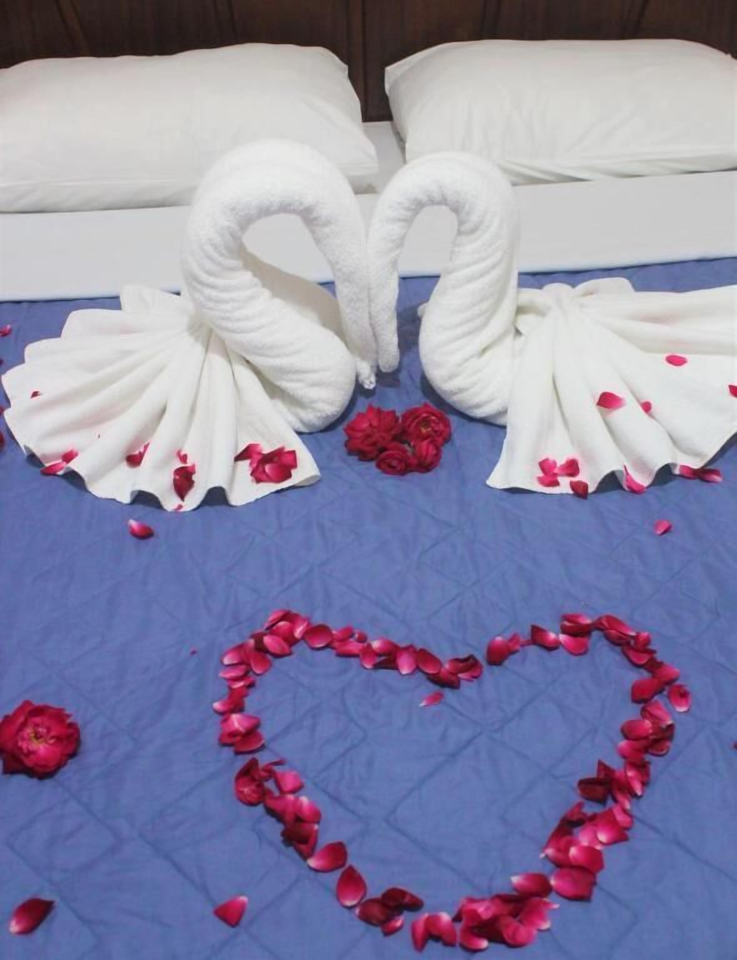 minibar, in-room safe, free wifi, bed sheets