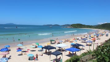Una playa cerca