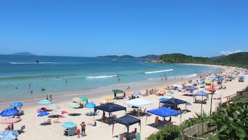 Una spiaggia nelle vicinanze