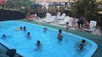 Kolam renang terbuka, dibuka dari pukul 8:00 hingga 10:00, payung kolam