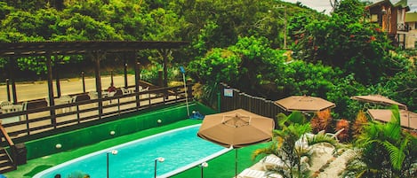 Piscina externa, funciona das 8h às 10h, guarda-sóis, espreguiçadeiras