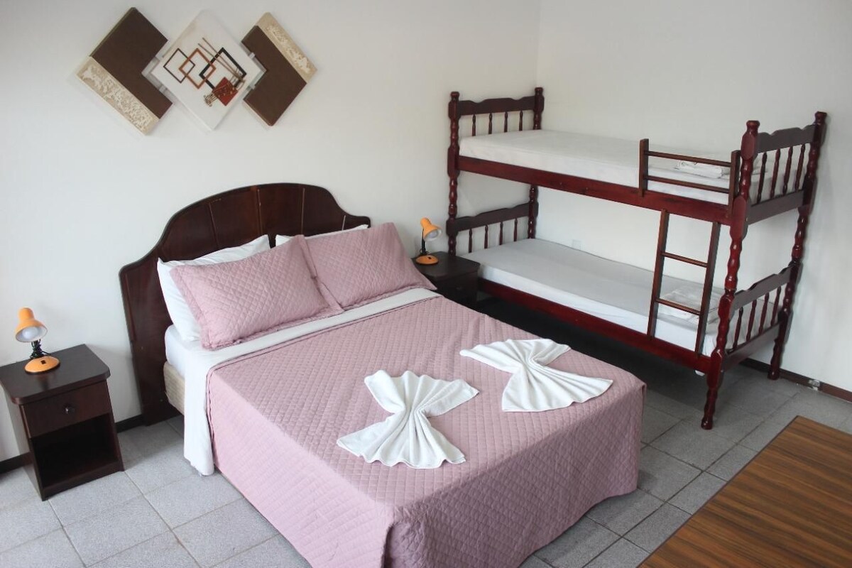 Minibar, caja fuerte, wifi gratis y ropa de cama