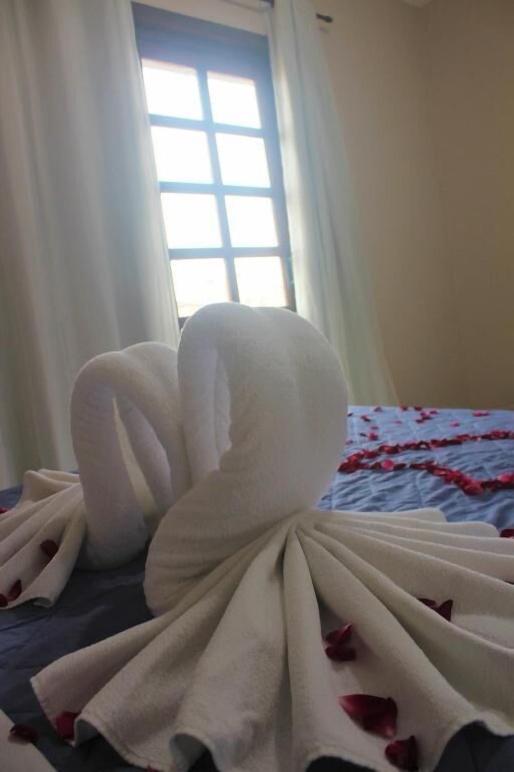 minibar, in-room safe, free wifi, bed sheets