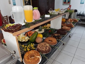 Se sirven comidas, cenas y cocina brasileña