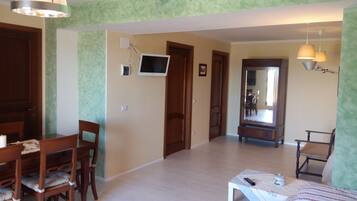 Doppelzimmer (private entrance) | Schreibtisch, kostenloses WLAN