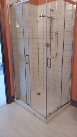 Double Room (private entrance) | Bathroom | Combined shower/bathtub, deep-soaking bathtub, hair dryer, bidet - Villa Anna (Osimo)