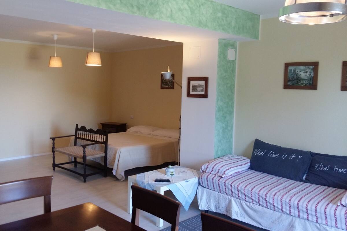 Quarto casal (private entrance) | Escrivaninha, Wi-Fi de cortesia