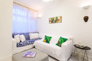 تلفزيون بشاشة مسطحة