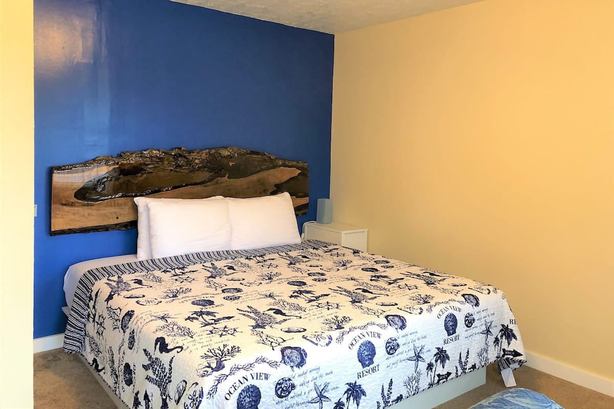 King Suite, Kitchen, Non-Pet Friendly | Down comforters, individually decorated, individually furnished