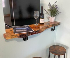 Suite familiar, 2 habitaciones, cocina | Zona de estar | Smart TV de 43 pulgadas con canales digitales, una televisión