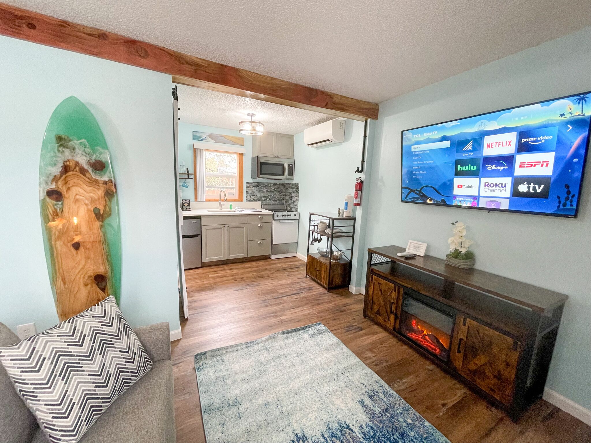 Deluxe-Studiosuite, 1 Schlafzimmer | Wohnbereich | 43-Zoll-Smart-TV mit Digitalempfang, Fernseher