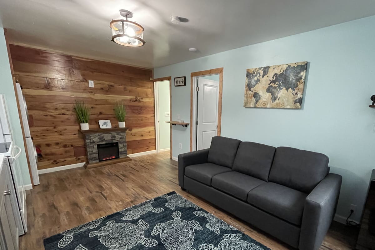 Deluxe Duplex, 1 Bedroom, Kitchen, Pet Friendly, Fees Apply | Down comforters, individually decorated, individually furnished