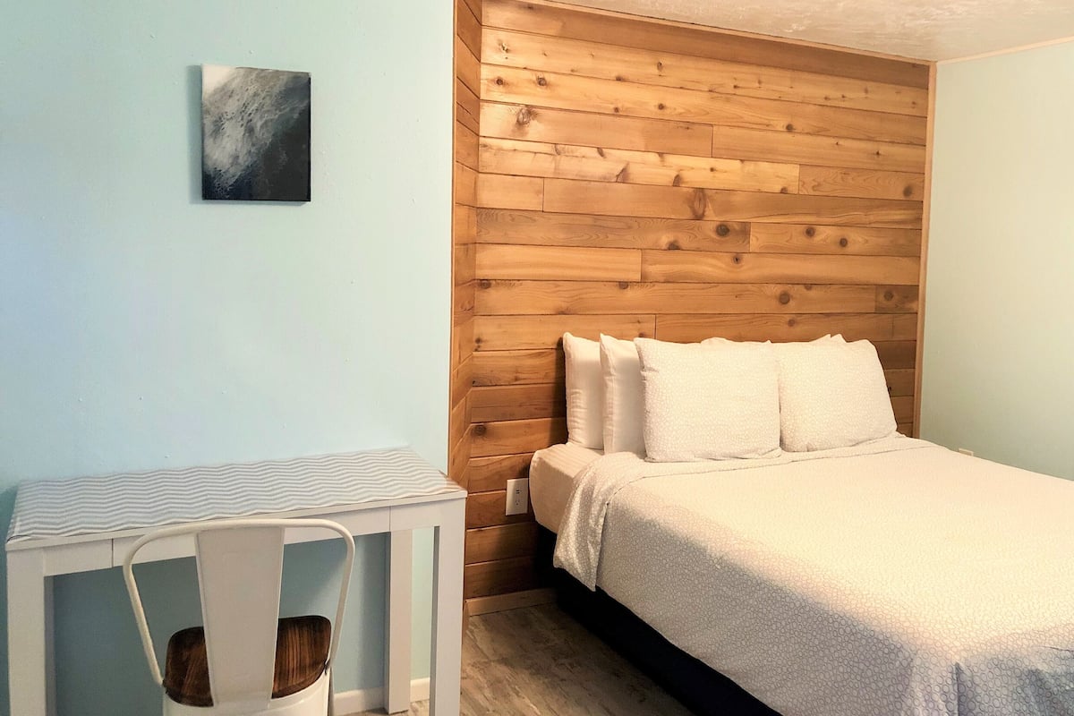 Deluxe Room, 1 Queen Bed, Non Pet Friendly | Down comforters, individually decorated, individually furnished