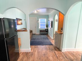 Suite familiar, 2 habitaciones, cocina | Zona de estar | Smart TV de 43 pulgadas con canales digitales, una televisión