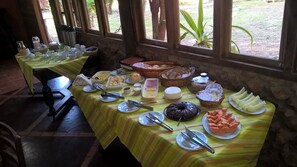 Café da manhã com buffet grátis todos os dias