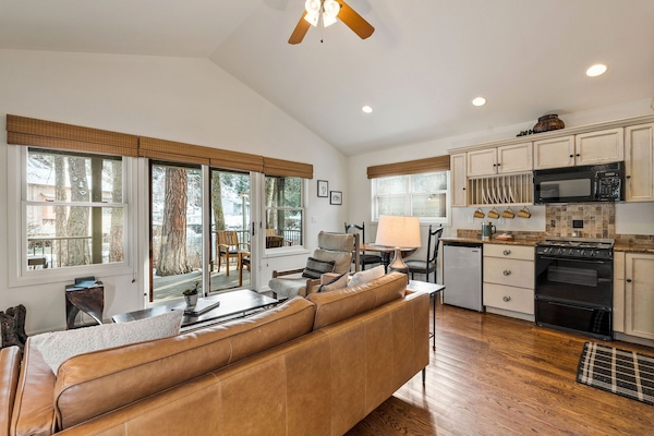 Cottage | Ruang tamu | TV skrin rata, pendiangan