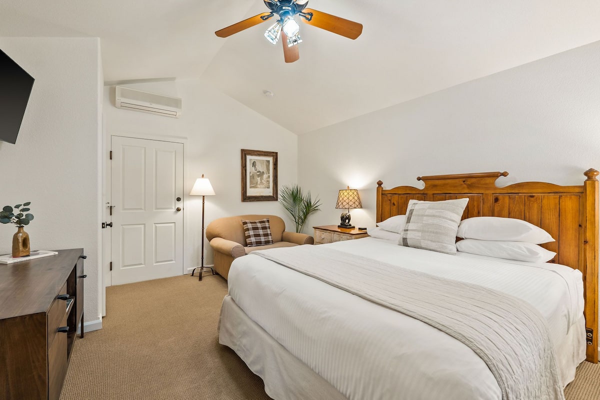 Bedroom suite room | 1 bedroom, desk, iron/ironing board, free WiFi