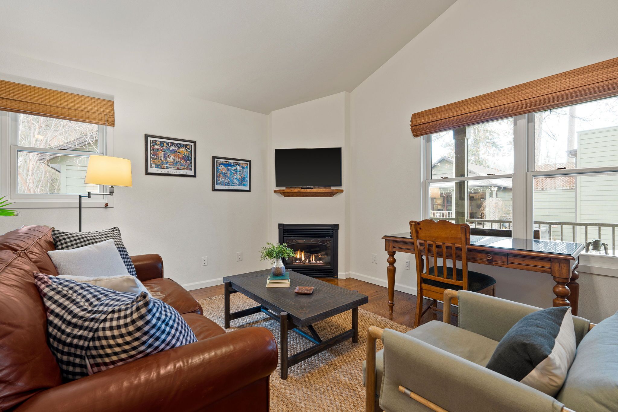 平房 | 客廳 | 平面電視、壁爐